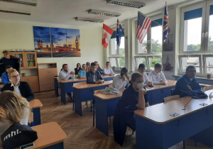 Uczniowie liceum w dniu rozpoczęcia roku szkolnego