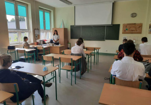 Uczniowie liceum w dniu rozpoczęcia roku szkolnego