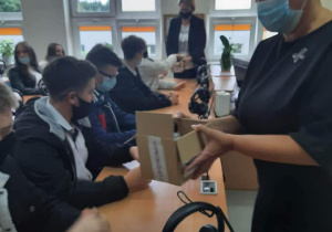 Uczniowie liceum w dniu rozpoczęcia roku szkolnego
