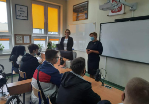 Uczniowie liceum w dniu rozpoczęcia roku szkolnego