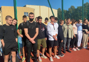 Uczniowie szkoły podczas alarmu przeciw pożarowego