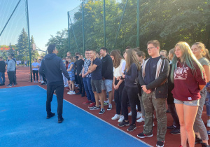Uczniowie szkoły podczas alarmu przeciw pożarowego