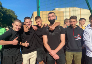 Uczniowie szkoły podczas alarmu przeciw pożarowego