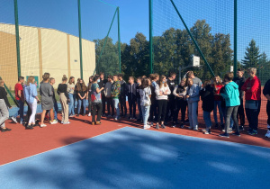 Uczniowie szkoły podczas alarmu przeciw pożarowego