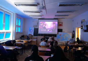 Uczniowie Ib podczas lekcji o patronie szkoły
