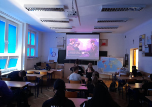 Uczniowie Ib podczas lekcji o patronie szkoły
