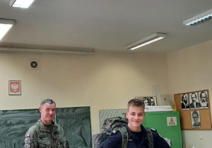 Młodzież podczas zajęć z edukacji wojskowej