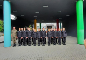 Młodzież podczas zajęć z edukacji wojskowej