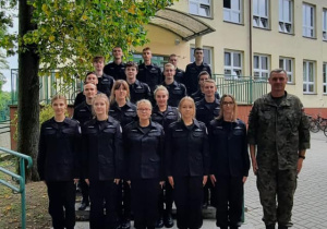Młodzież podczas zajęć z edukacji wojskowej