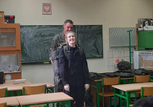 Młodzież podczas zajęć z edukacji wojskowej