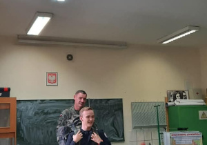 Młodzież podczas zajęć z edukacji wojskowej