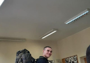 Młodzież podczas zajęć z edukacji wojskowej