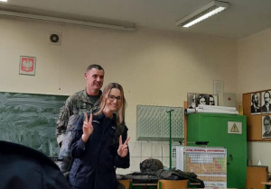Młodzież podczas zajęć z edukacji wojskowej