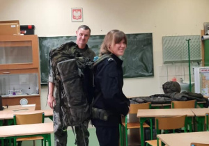 Młodzież podczas zajęć z edukacji wojskowej
