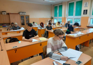 Młodzież klas maturalnych podczas pisania próbnej matury