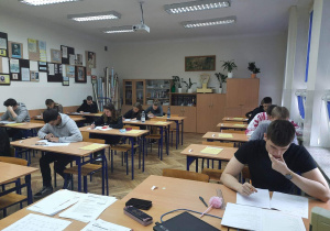 Młodzież klas maturalnych podczas pisania próbnej matury