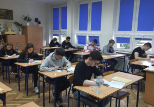 Młodzież klas maturalnych podczas pisania próbnej matury