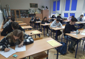 Młodzież klas maturalnych podczas pisania próbnej matury
