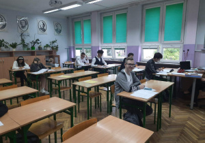 Młodzież klas maturalnych podczas pisania próbnej matury