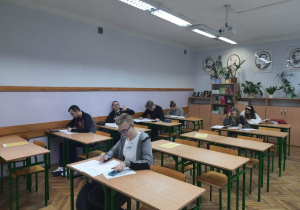 Młodzież klas maturalnych podczas pisania próbnej matury