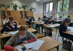 Młodzież klas maturalnych podczas pisania próbnej matury