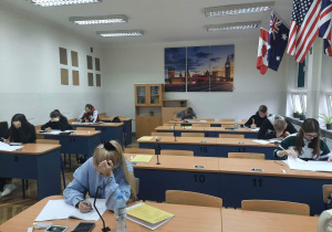 Młodzież klas maturalnych podczas pisania próbnej matury
