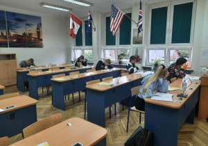 Młodzież klas maturalnych podczas pisania próbnej matury