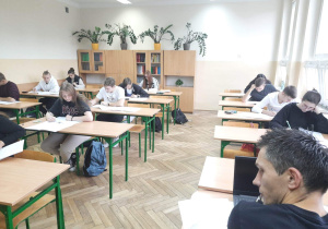 Młodzież klas maturalnych podczas pisania próbnej matury