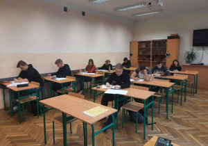 Młodzież klas maturalnych podczas pisania próbnej matury
