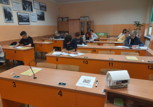 Młodzież klas maturalnych podczas pisania próbnej matury