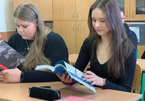Dyrekcja, nauczyciele i uczniowie Karskiego czytają na przerwach