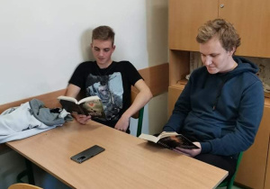 Dyrekcja, nauczyciele i uczniowie Karskiego czytają na przerwach