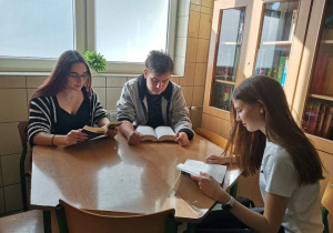 Dyrekcja, nauczyciele i uczniowie Karskiego czytają na przerwach