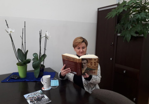 Dyrekcja, nauczyciele i uczniowie Karskiego czytają na przerwach
