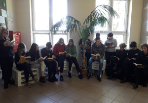 Dyrekcja, nauczyciele i uczniowie Karskiego czytają na przerwach
