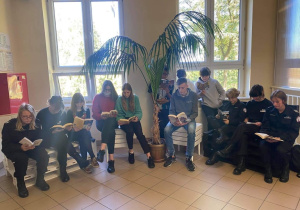 Dyrekcja, nauczyciele i uczniowie Karskiego czytają na przerwach