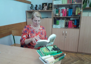 Dyrekcja, nauczyciele i uczniowie Karskiego czytają na przerwach