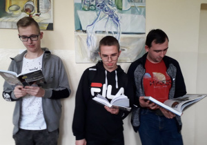 Dyrekcja, nauczyciele i uczniowie Karskiego czytają na przerwach