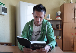 Dyrekcja, nauczyciele i uczniowie Karskiego czytają na przerwach