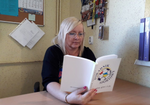 Dyrekcja, nauczyciele i uczniowie Karskiego czytają na przerwach