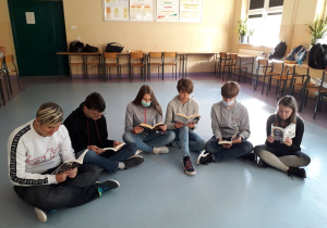 Dyrekcja, nauczyciele i uczniowie Karskiego czytają na przerwach