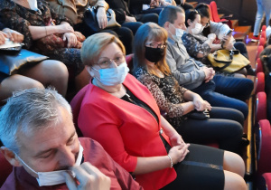 Uczniowie, rodzice i nauczyciele na spektaklu "Grek Zorba"
