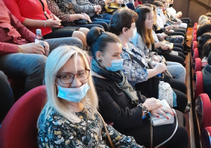 Uczniowie, rodzice i nauczyciele na spektaklu "Grek Zorba"