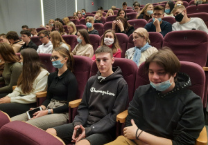 Uczniowie na premierze filmu „The Living Witnesses”