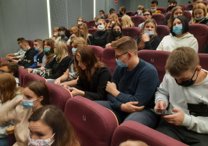 Uczniowie na premierze filmu „The Living Witnesses”