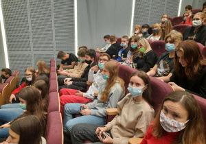 Uczniowie na premierze filmu „The Living Witnesses”
