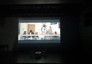 Uczniowie na premierze filmu „The Living Witnesses”