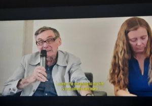 Uczniowie na premierze filmu „The Living Witnesses”