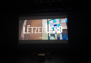 Uczniowie na premierze filmu „The Living Witnesses”