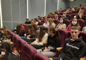Uczniowie na premierze filmu „The Living Witnesses”